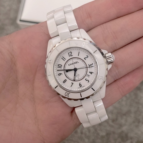 CHANEL J12 WATCH, 33 MM White highly resistant ceramic and steel - Picture 4 of 6